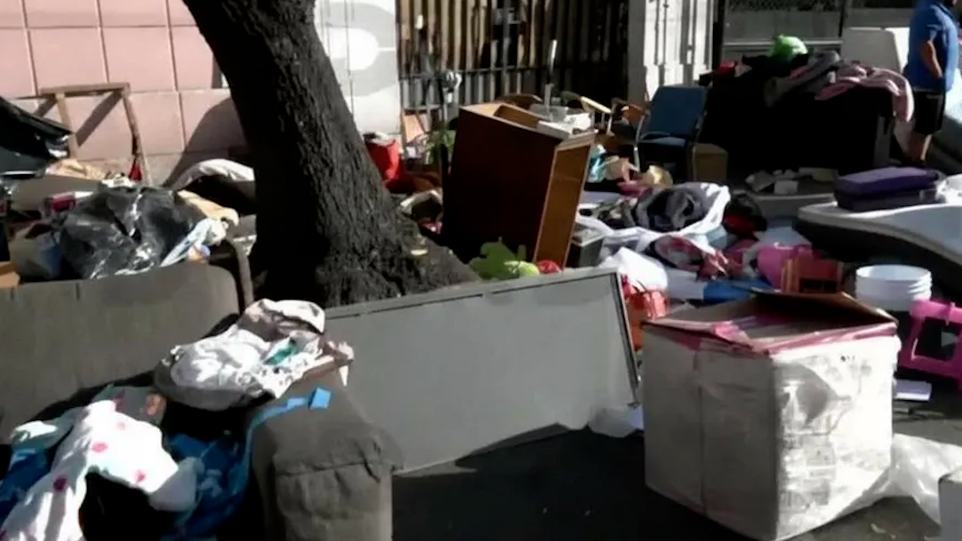 Decenas de familias fueron desalojadas presuntamente con violencia y sin previo aviso de un inmueble en la Colonia San Rafael.