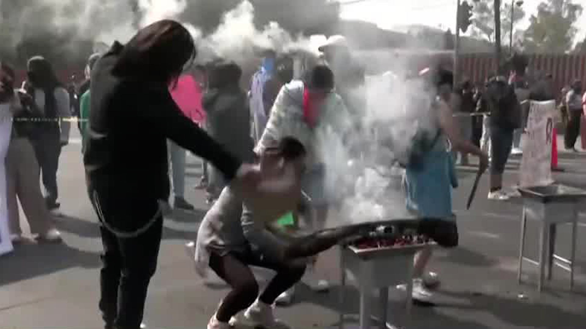 Los manifestantes tomaron los acceso vehiculares y peatonales de la cámara de diputados en la alcaldía Venustiano Carranza.