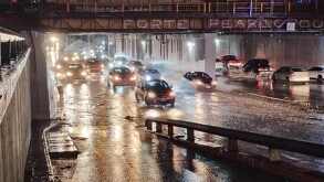 Avenida Fidel Velázquez inundada en Monterrey.