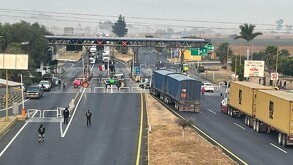 Las carreteras de Michoacán cumplen 3 días de bloqueos, manifestantes siguen obstruyendo las vialidades.