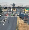 Las carreteras de Michoacán cumplen 3 días de bloqueos, manifestantes siguen obstruyendo las vialidades.