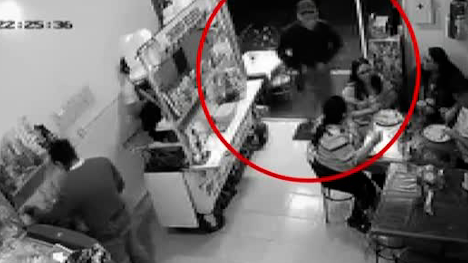 Un hombre armado ingresó a un local en la Colonia Providencia y robó las pertenencias personales de comensales y locatarios.