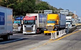 Las carreteras de Jalisco continúan bloqueadas después de 24 horas de iniciada la manifestación de agricultores.
