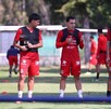 Jugadores de Chivas entrenando antes de enfrentar a Cruz Azul en los Cuartos de Final del Apertura 2025 en Liga MX.