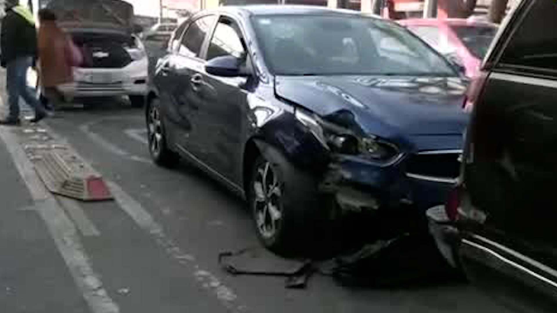 El incidente entre tres vehículos y una motocicleta no reporta personas heridas.