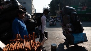 Capitalinos caminando por la Ciudad de México para ir a sus trabajos.