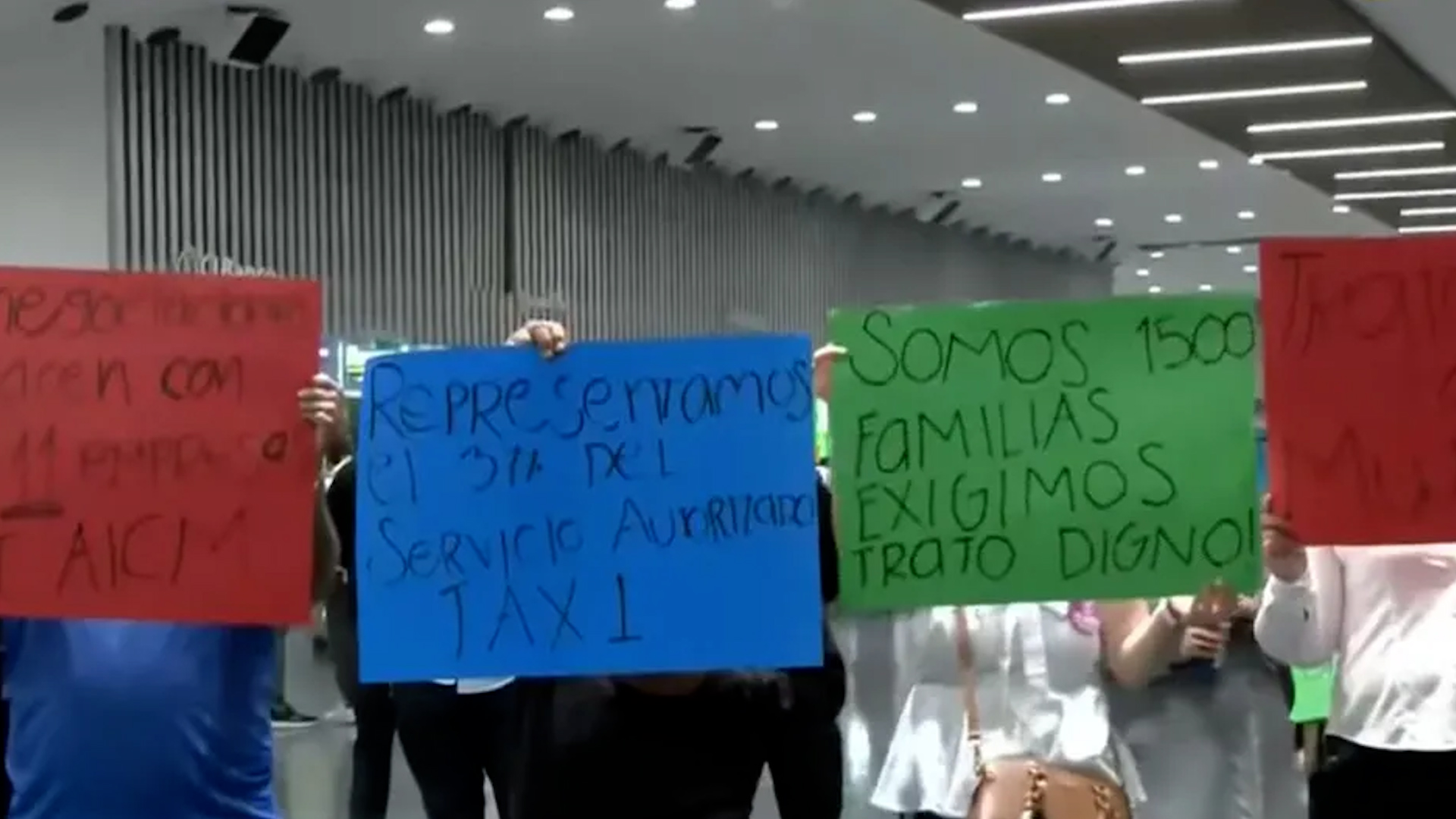Taxistas se manifiestan dentro de las instalaciones del Aeropuerto de la CdMx por el trato injusto que han recibido en comparación de otros medios de transporte