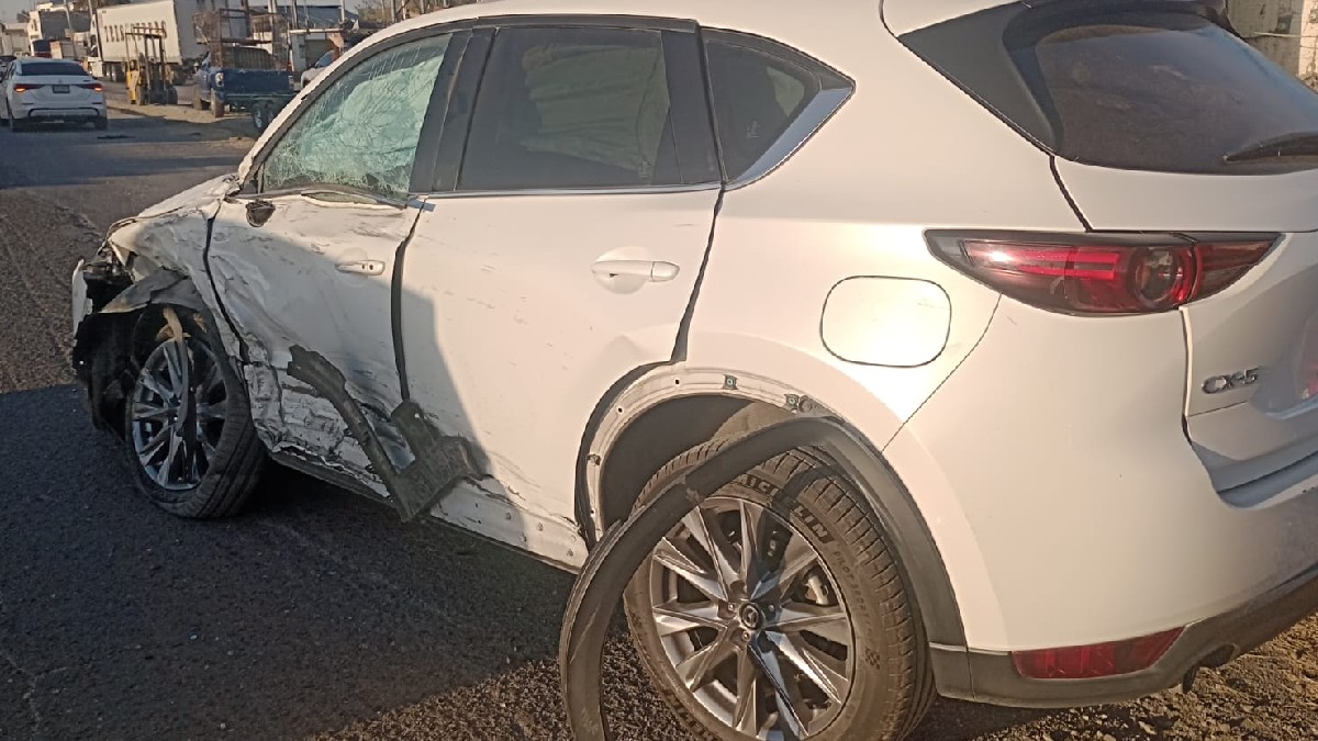 Imagen de un automóvil chocado tras el siniestro ocurrido el martes 25 de noviembre en el periférico.