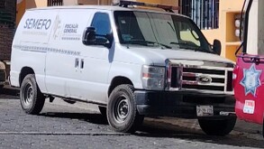 Vehículo del Servicio Médico Forense estacionado frente a un domicilio en Tehuacán, Puebla.