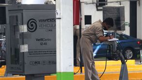 Personas realizando la verificación vehicular de sus autos en la Ciudad de México