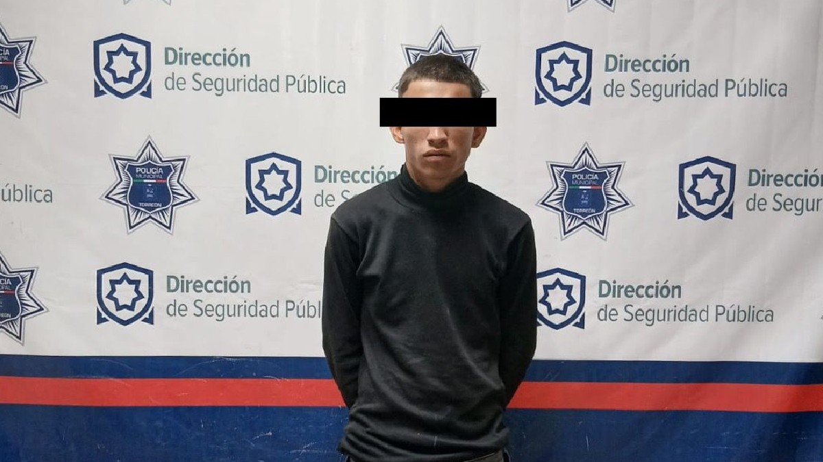 Joven detenido tras ser acusado de haber robado con violencia una tienda de conveniencia en Torreón.