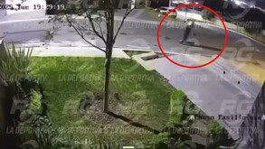 Lucas Ocampos bajando por la pendiente en el scooter eléctrico.