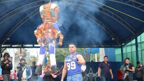 Estudiante quemando el borrego en la Preparatoria 2.