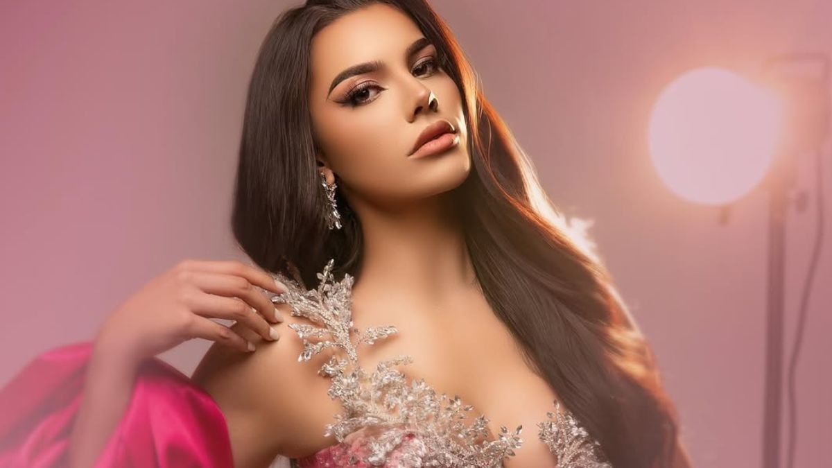 Erika Rodallegas, Miss Durango portando un vestido rosa mexicano con tonalidades doradas.