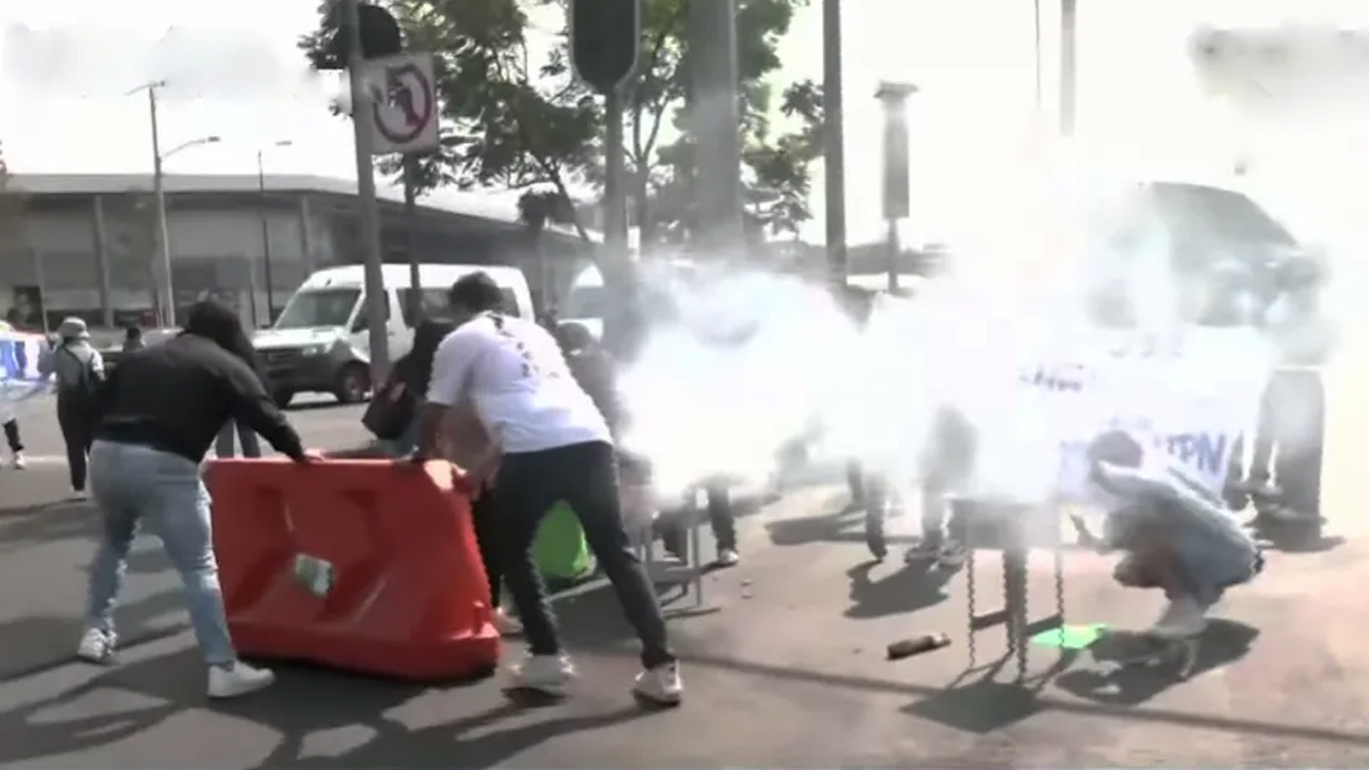 Como parte de la manifestación, encendieron anafres con chiles, generando un ambiente sofocante que afectó a transeúntes y automovilistas.