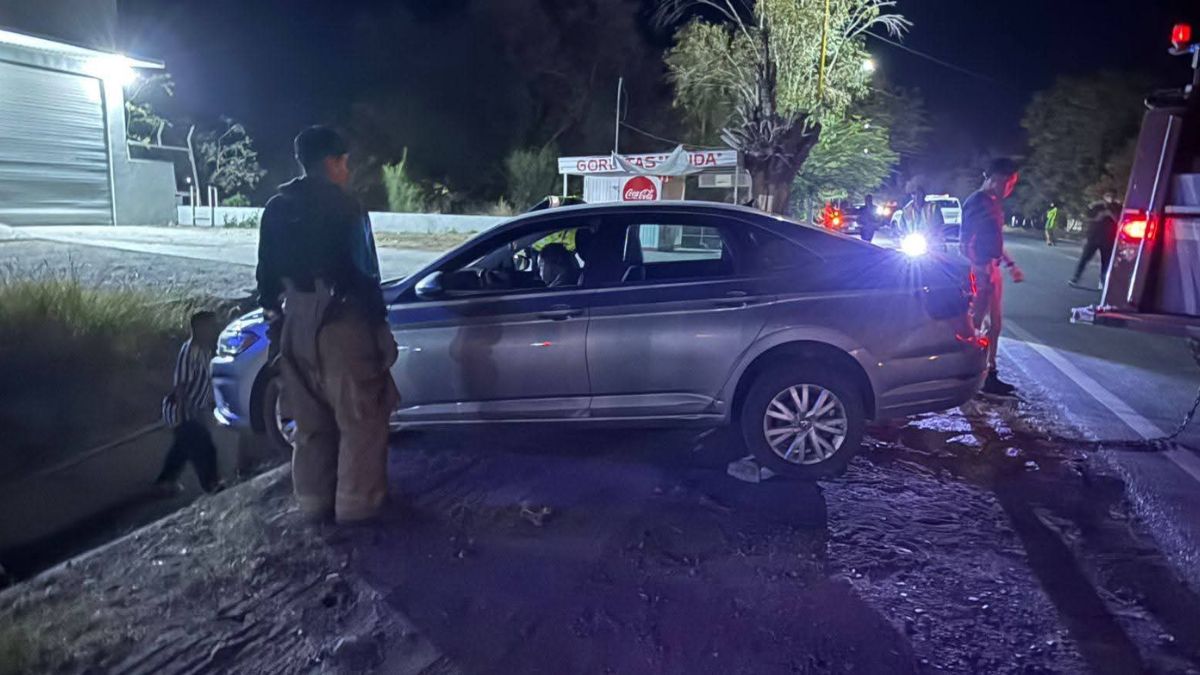 Fotografía que documenta el momento en el que un conductor quedó al borde de un canal de riego en San Pedro, Coahuila.