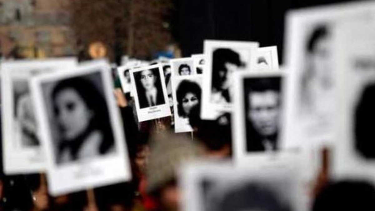 Fotografías en blanco y negro de hombres y mujeres