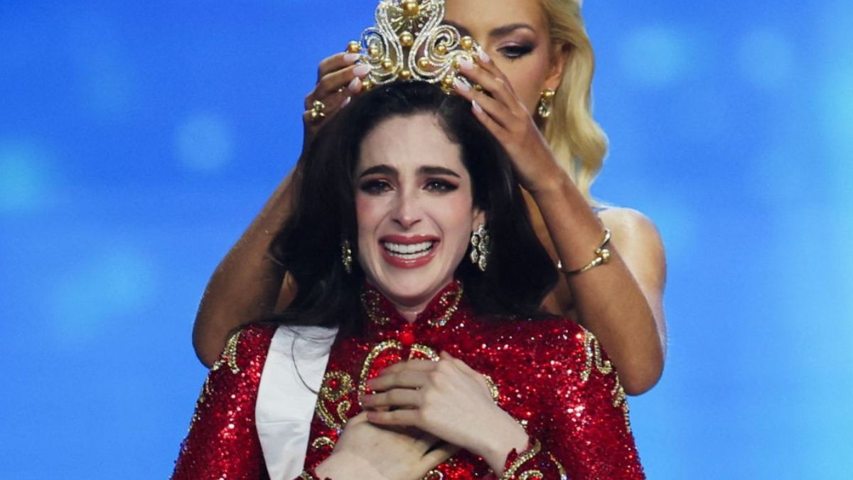 Fátima Bosch recibiendo la corona de Miss Universo 2025, antes de la polémica generada en su contra.