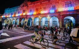 Personas a bordo de bicilcetas por la calle