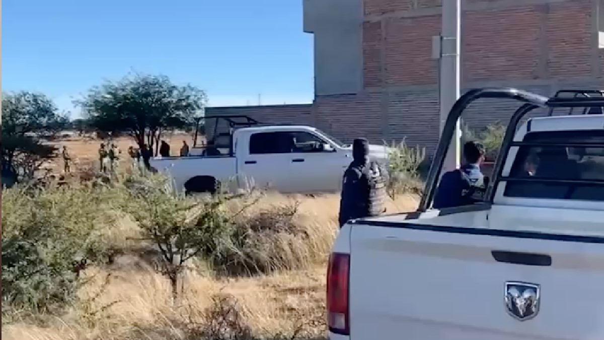 Autoridades trabajando en la zona donde se registró el doble homicidio de una pareja y el feminicidio de una menor en Zacatecas.