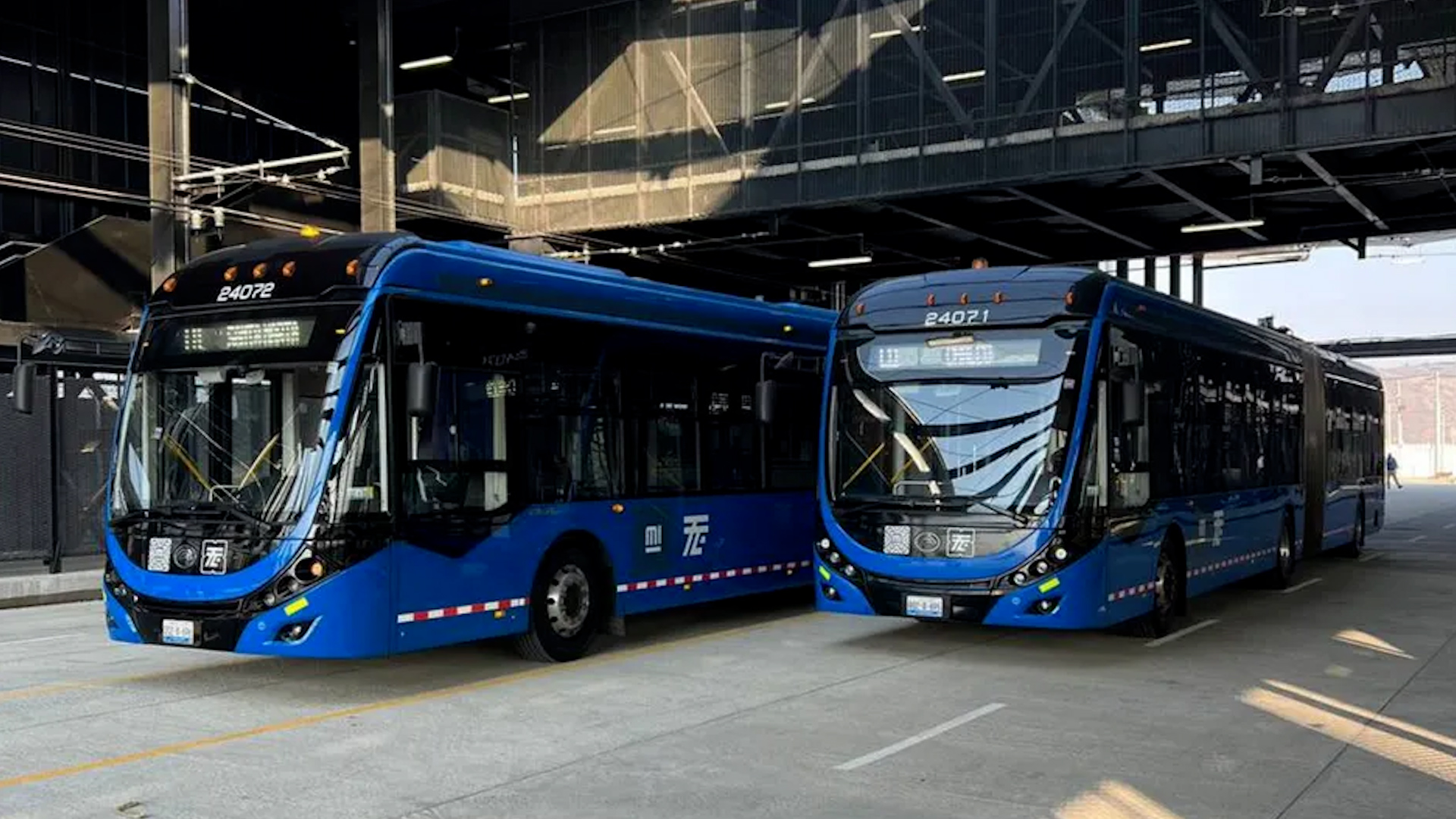 Entre las mejoras del transporte sostenible se encuentran mejoras en la emisión de carbono, contaminación ambiental y mejoras de espacio a peatones.