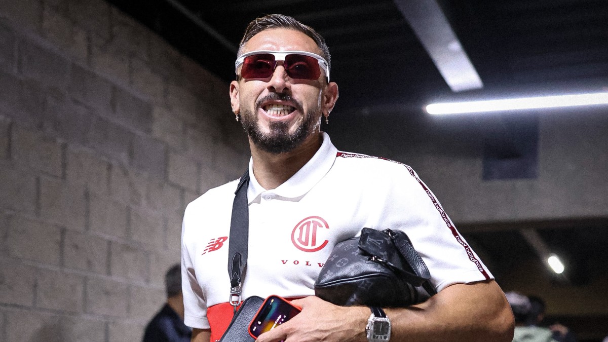 Héctor Herrera llegando a un partido del Toluca.