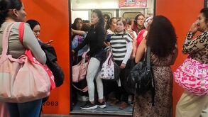 Estación del Metro de la Ciudad de México con usuarias