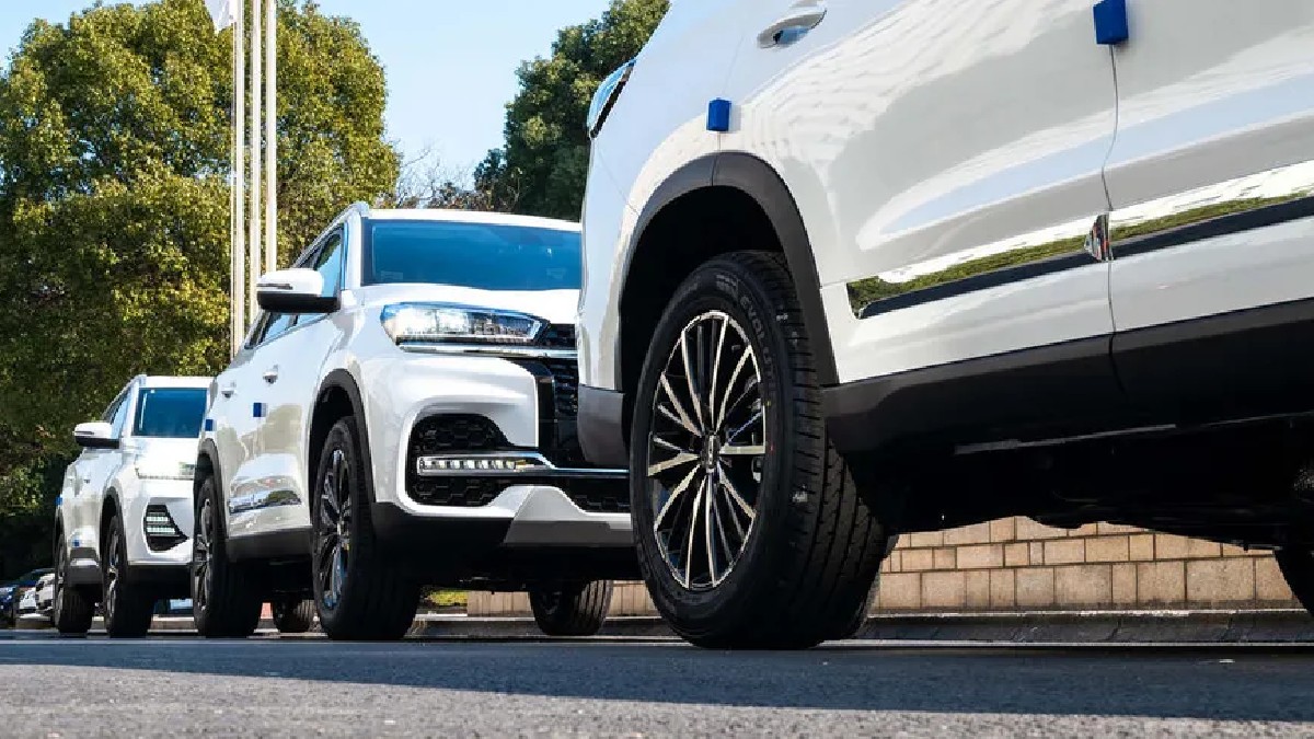 Camionetas en color blanco y llantas grandes en color negro