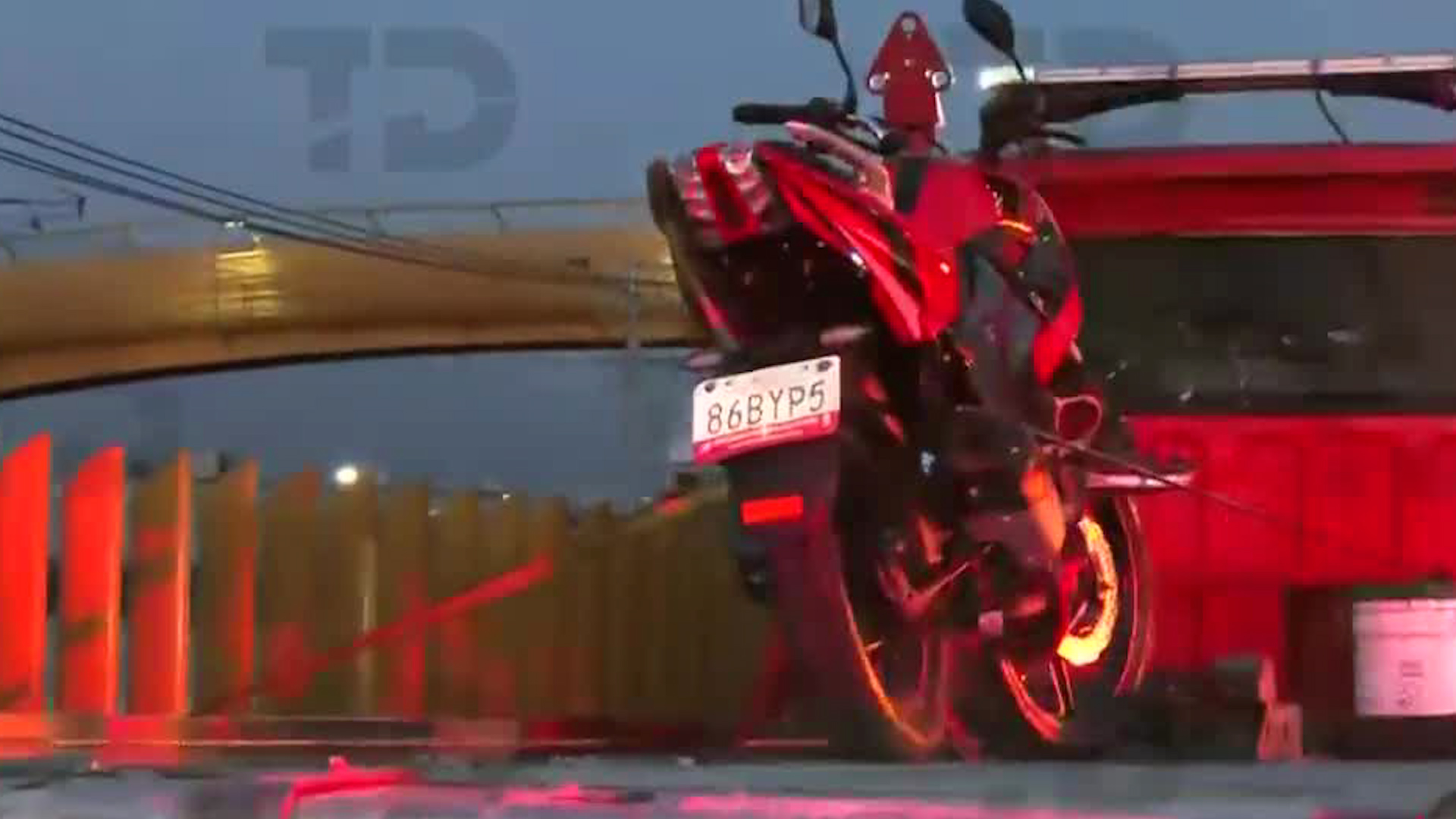 Peritos del estado arribaron al lugar para realizar el levantamiento del cuerpo con ayuda de la Guardia Nacional.