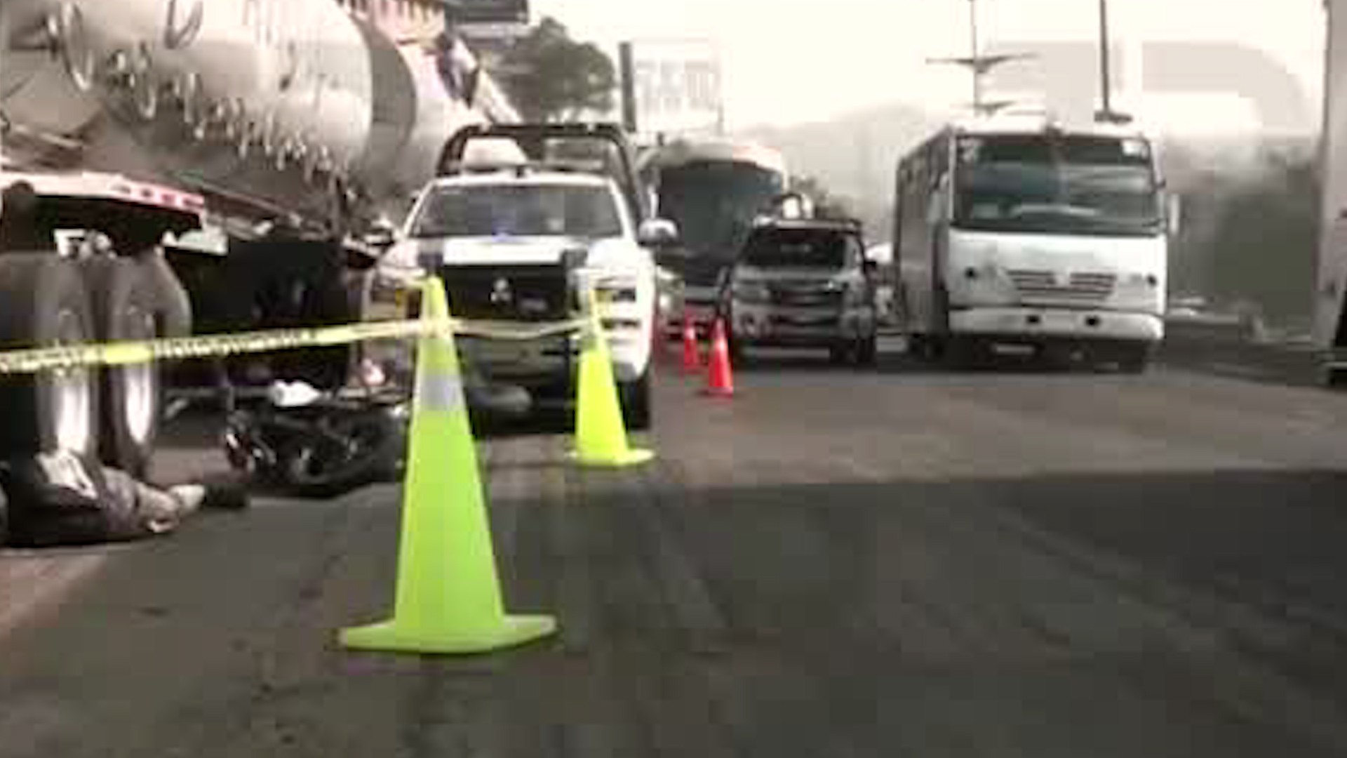 El motociclista perdió el control del vehículo y se estrelló contra la parte lateral de un camión de carga.