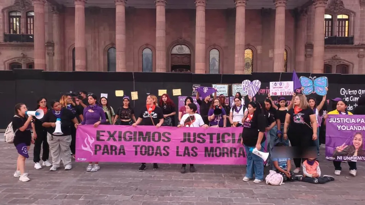 Mujeres marcharon en el centro de Monterrey para conmemorar el Día para Eliminar la Violencia contra Mujeres y Niñas.