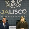 Pablo Lemus (Gobernador de Jalisco) y una mujer sentados en una rueda de prensa. Detrás de ellos se lee 