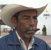 Se observa a un hombre de sombrero con camisa de mezclilla y una mujer.