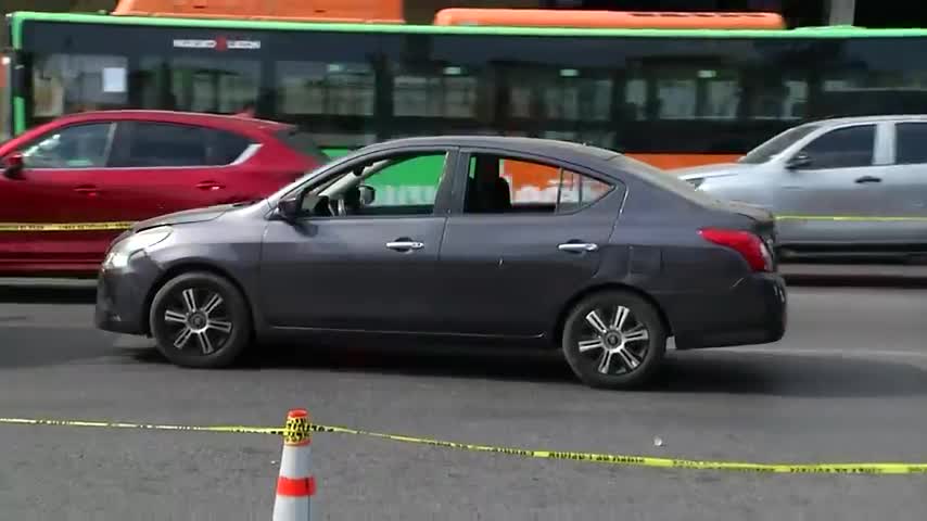 Dos hombres fueron detenidos por la Policía de Monterrey tras una persecución en Pino Suárez y Colón. Viajaban en un auto gris y portaban dos armas de fuego.