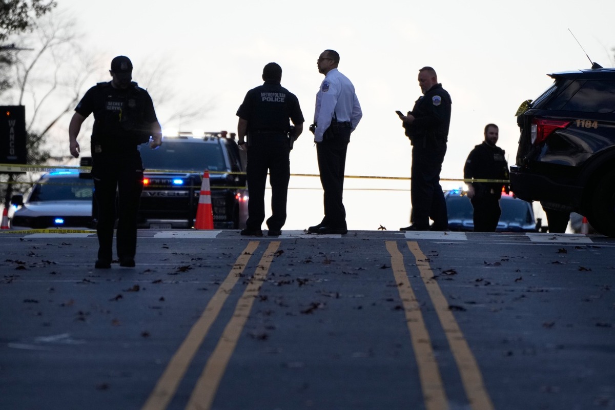 Autoridades respondiendo al llamado de emergencia tras el tiroteo en Washington.