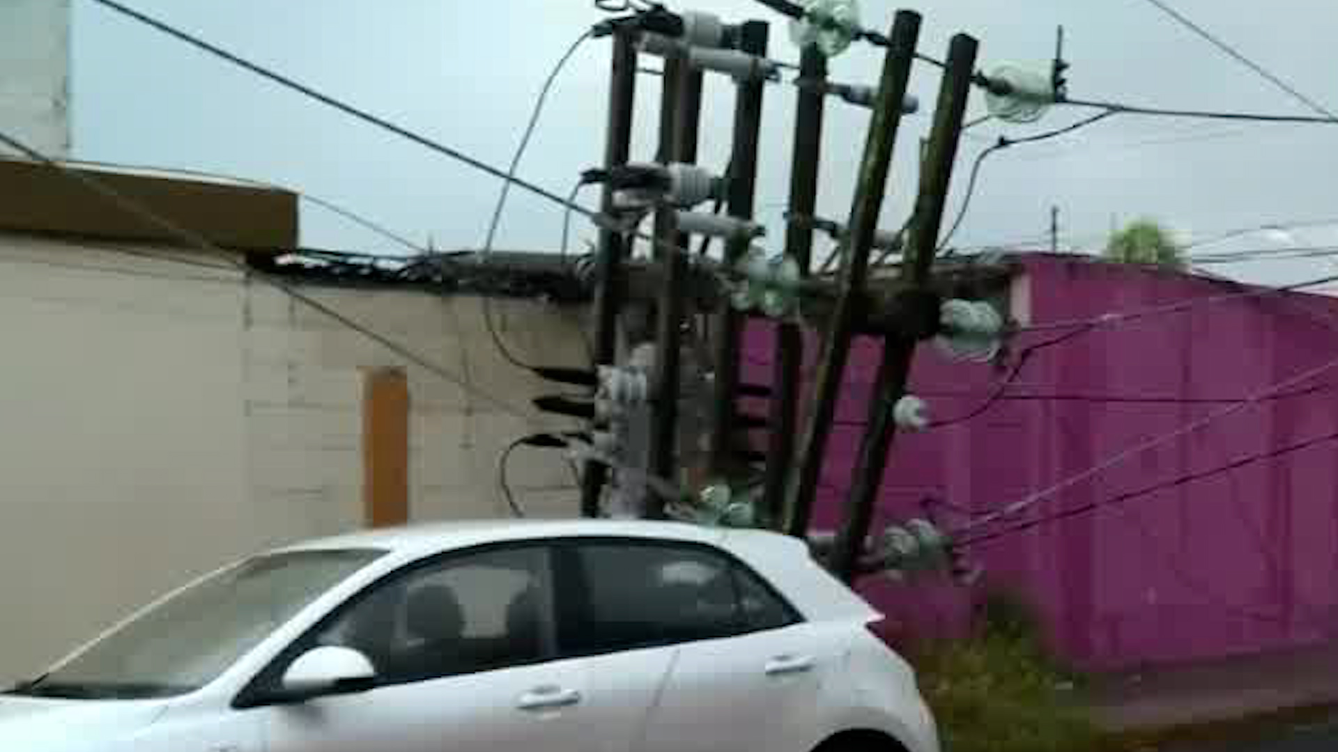 Las fuertes lluvias provocaron la caída del poste de luz sobre una vivienda en la colonia Infonavit Monterreal en el municipio de Escobedo.