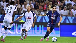 Vitinha con el balón perseguido por Richarlison del Tottenham.