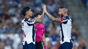 Carlos Salcedo saludando a Sergio Ramos durante el partido de Rayados contra Chivas en Jornada 17 del Apertura 2025.