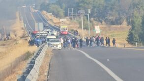 Imagen del bloqueo que mantienen los manifestantes en la vialidad que conecta a Puebla con Tlaxcala.