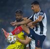 Ricardo Chávez disputando un balón con el 'Buffalo' Aguirre en el partido de ida contra América.
