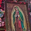 Virgen de Guadalupe en cuadro rodeada de flores de diferentes colores