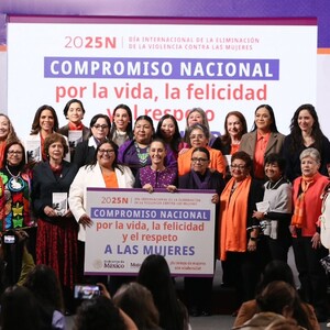 Sheinbaum con funcionarias firmando el acuerdo contra la violencia a las mujeres.