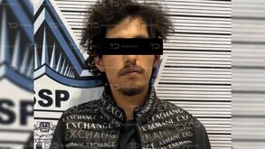 Hombre detenido con una cinta negra sobre los ojos, respetando así su presunción de inocencia.