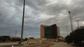 Plaza Mayor de Torreón con presencia de nubosidad en el cielo.