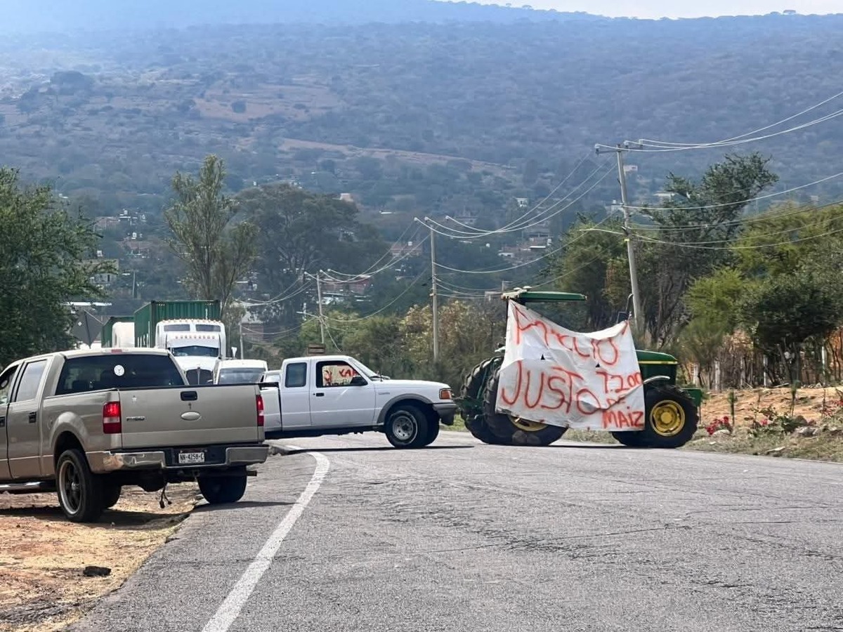 Las carreteras de Michoacán cumplen 3 días de bloqueos, manifestantes siguen obstruyendo las vialidades.