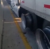 un tráiler sin llantas que fueron robadas durante el bloqueo en el arco norte