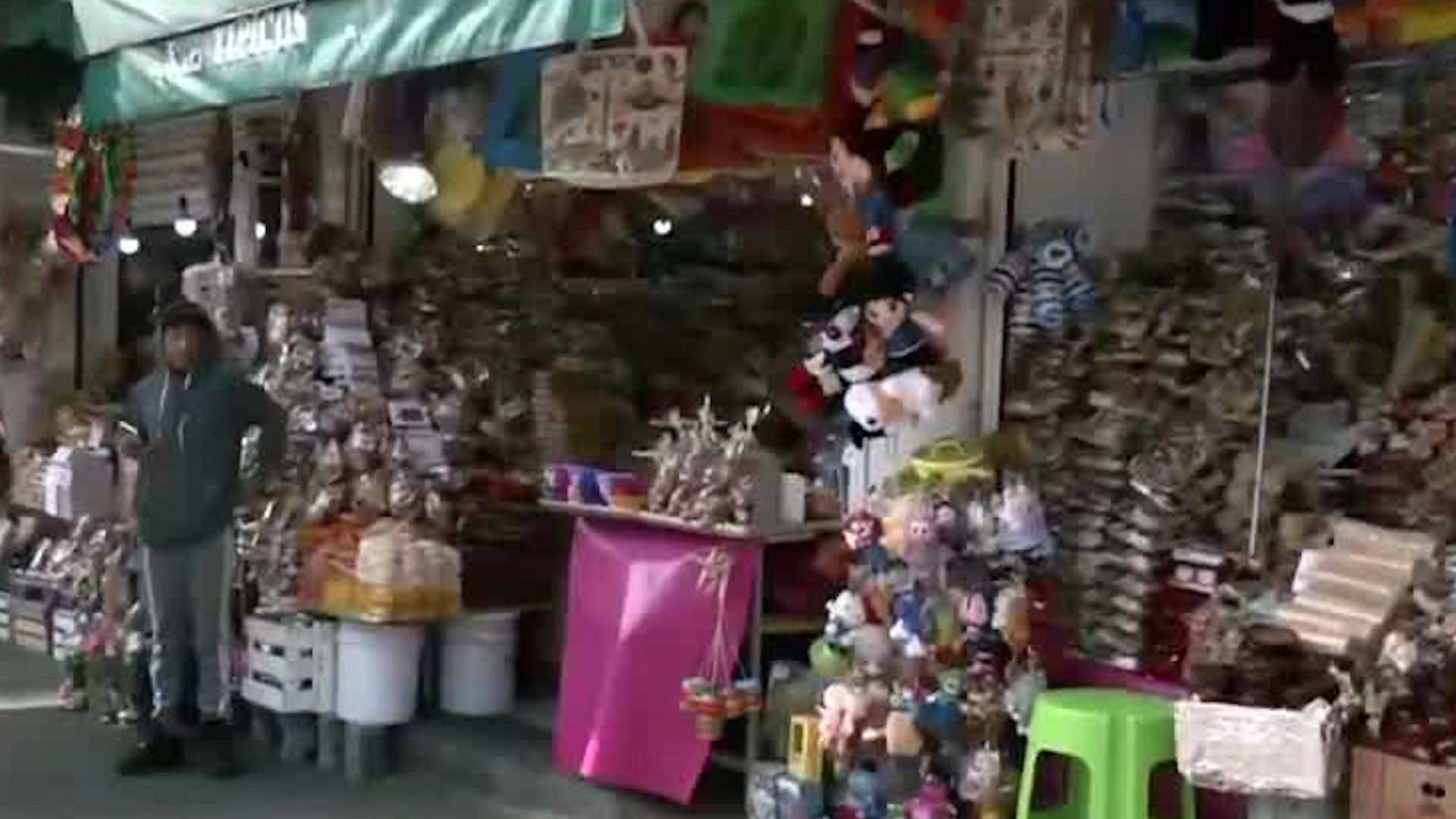 Los comerciantes al rededor de la Basílica de Guadalupe afirman que años anteriores el número de visitantes y peregrinaciones era mucho más alto.