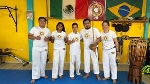 un grupo de jóvenes practicantes de capoeira