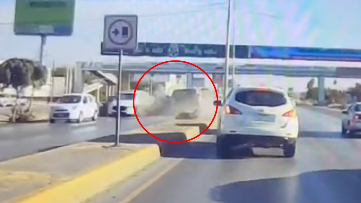 Momento en el que se genera un aparatoso choque en periférico Raúl López Sánchez de Torreón.