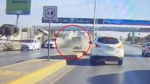 Momento en el que se genera un aparatoso choque en periférico Raúl López Sánchez de Torreón.